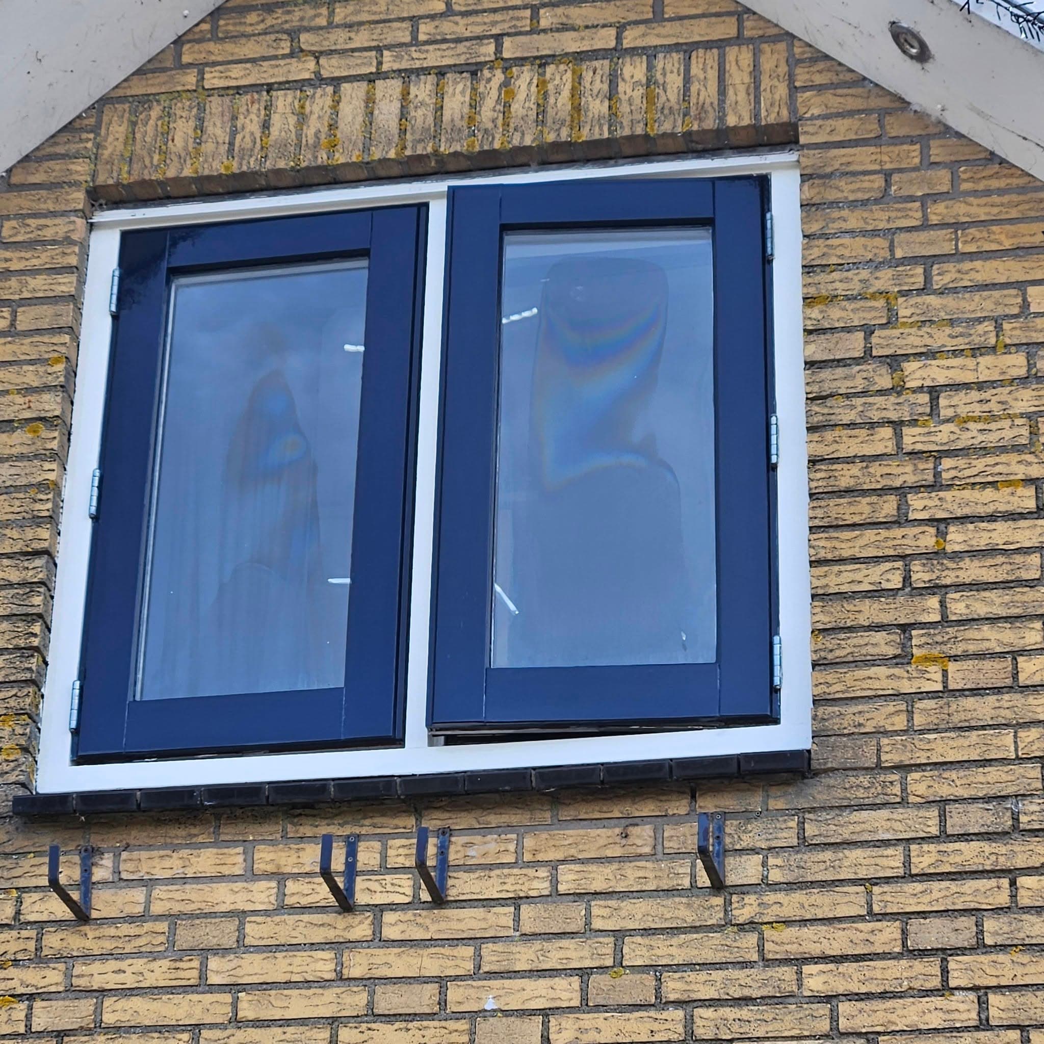Buitenkozijnen donkerblauw geschilderd